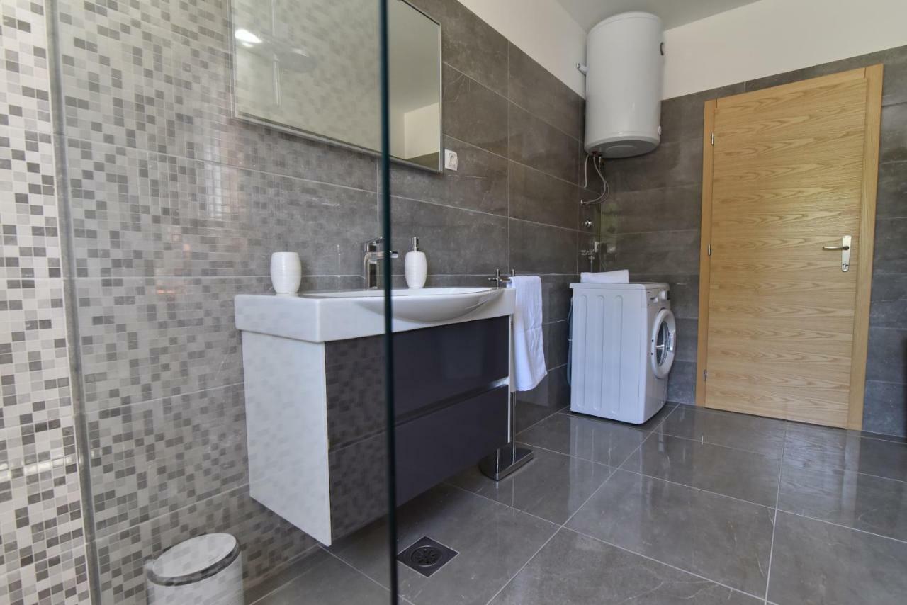 Villa Village Idylle With Heated Pool, Sauna, Jacuzzy And Private Parking Sukošan Dış mekan fotoğraf