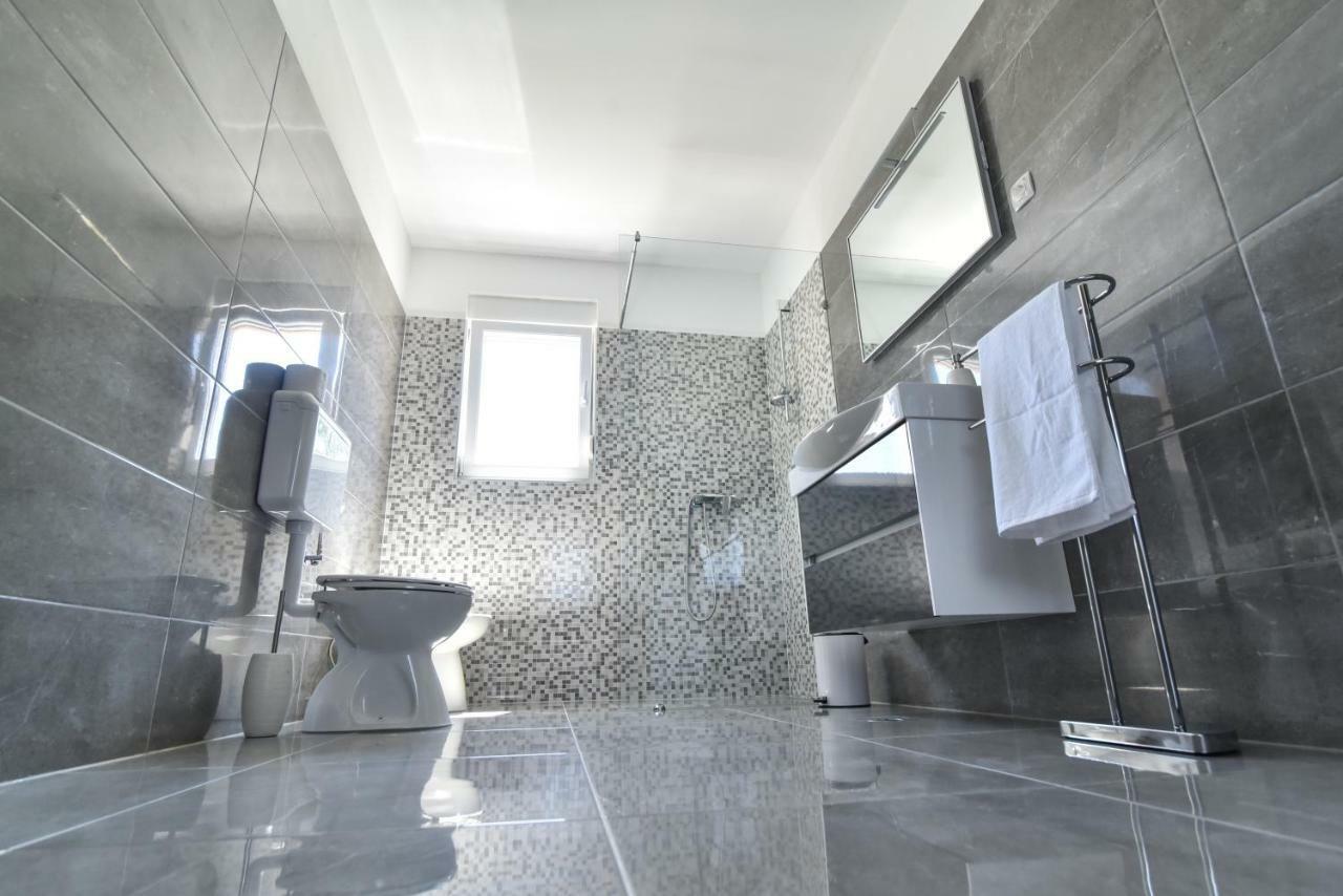 Villa Village Idylle With Heated Pool, Sauna, Jacuzzy And Private Parking Sukošan Dış mekan fotoğraf