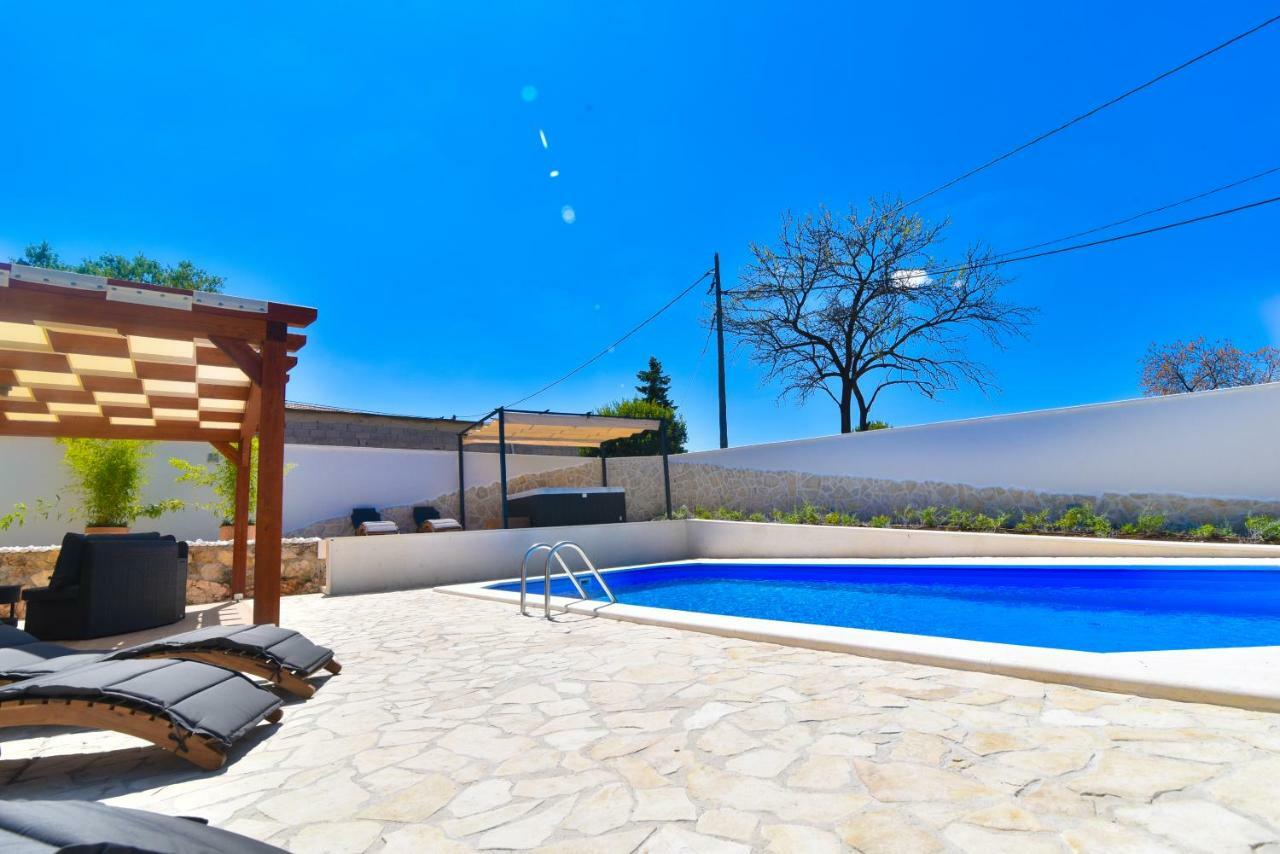 Villa Village Idylle With Heated Pool, Sauna, Jacuzzy And Private Parking Sukošan Dış mekan fotoğraf